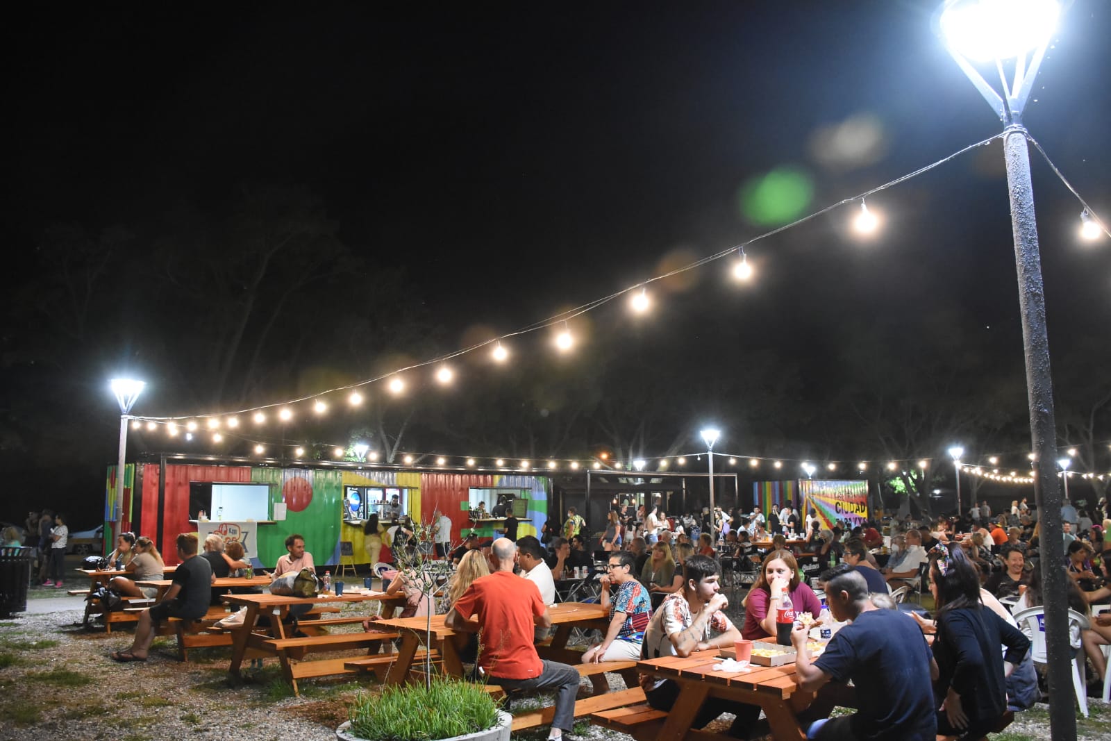 El Paseo de la Estación de Funes se prepara para una noche romántica con shows en vivo y gastronomía